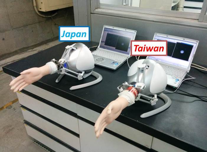 日本・台湾をインターネットで結ぶ遠隔握手ロボット（日本と台湾で互いに握手の動きをを伝え合う）