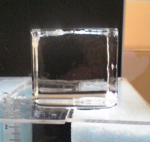 Fig. 1. Clear single ice crystal by radiative ice making.