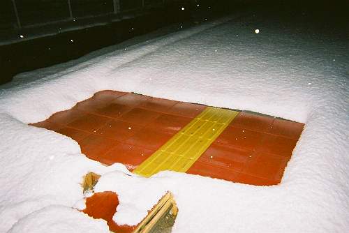 Fig. 2. Snow height control inside the overhang prevention fence using far-infrared snow melting equipment.