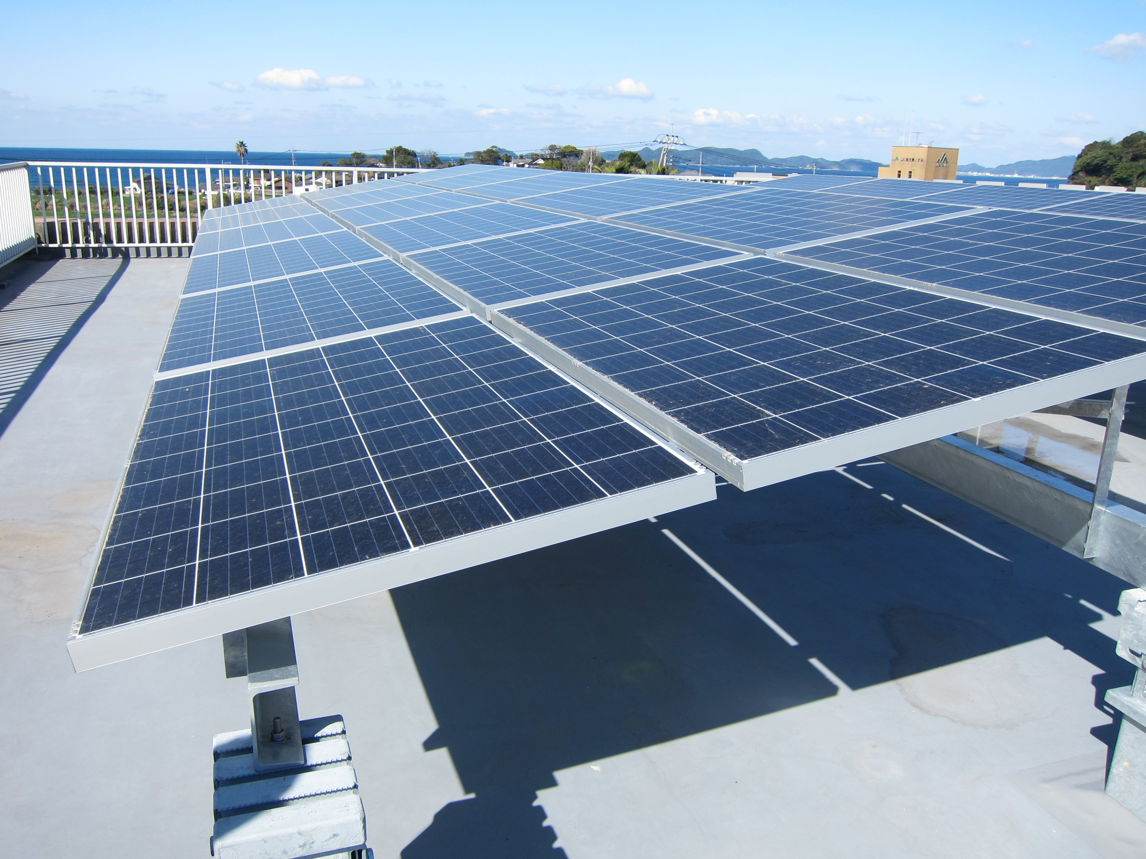 図1:鹿児島県長島町に設置した太陽光パネル