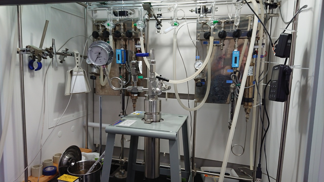 流量計付エチレンまたはプロピレン重合ラインと耐圧反応容器