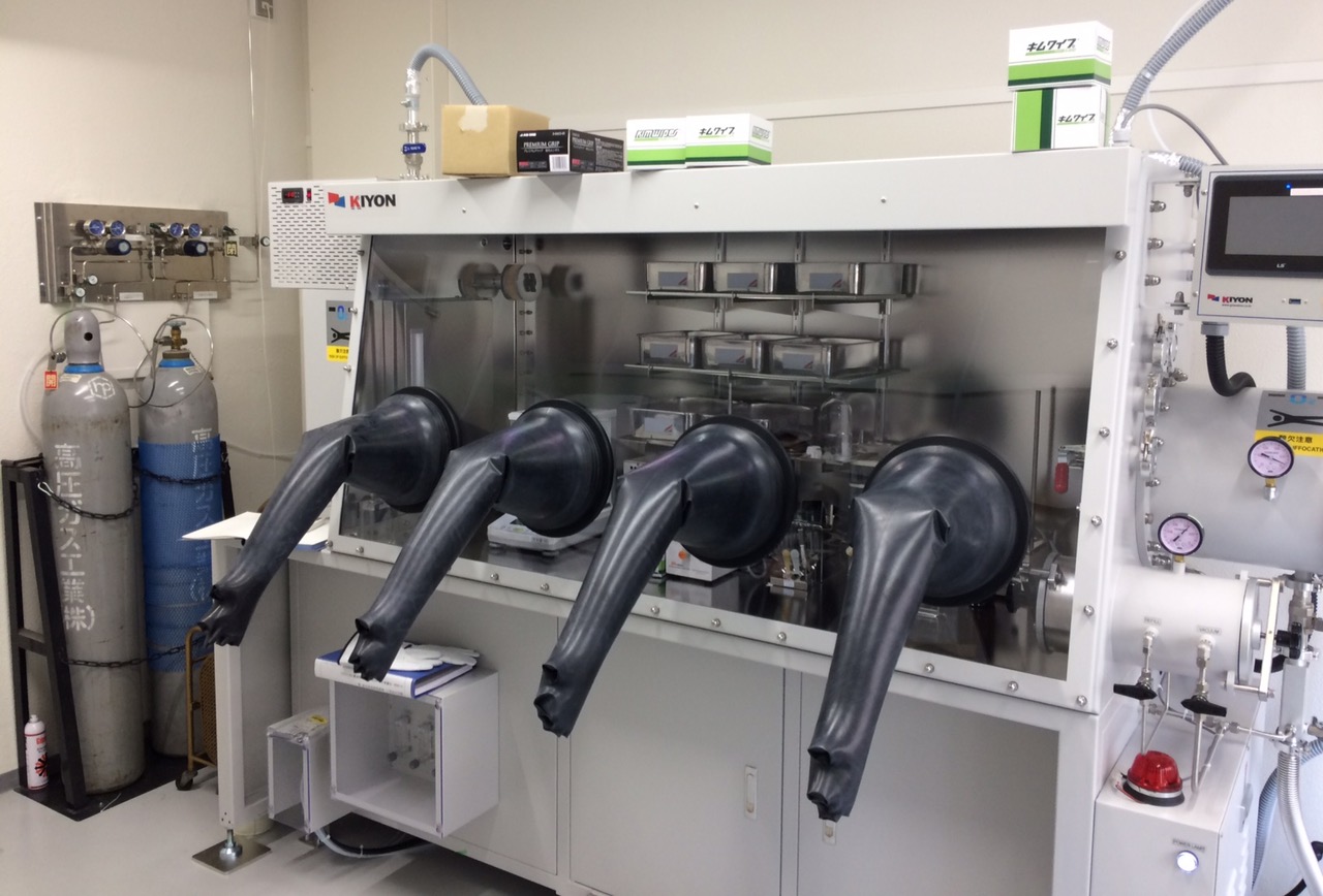 不安定な化学種を扱うための酸素/水分が1ppm以下のグローブボックス