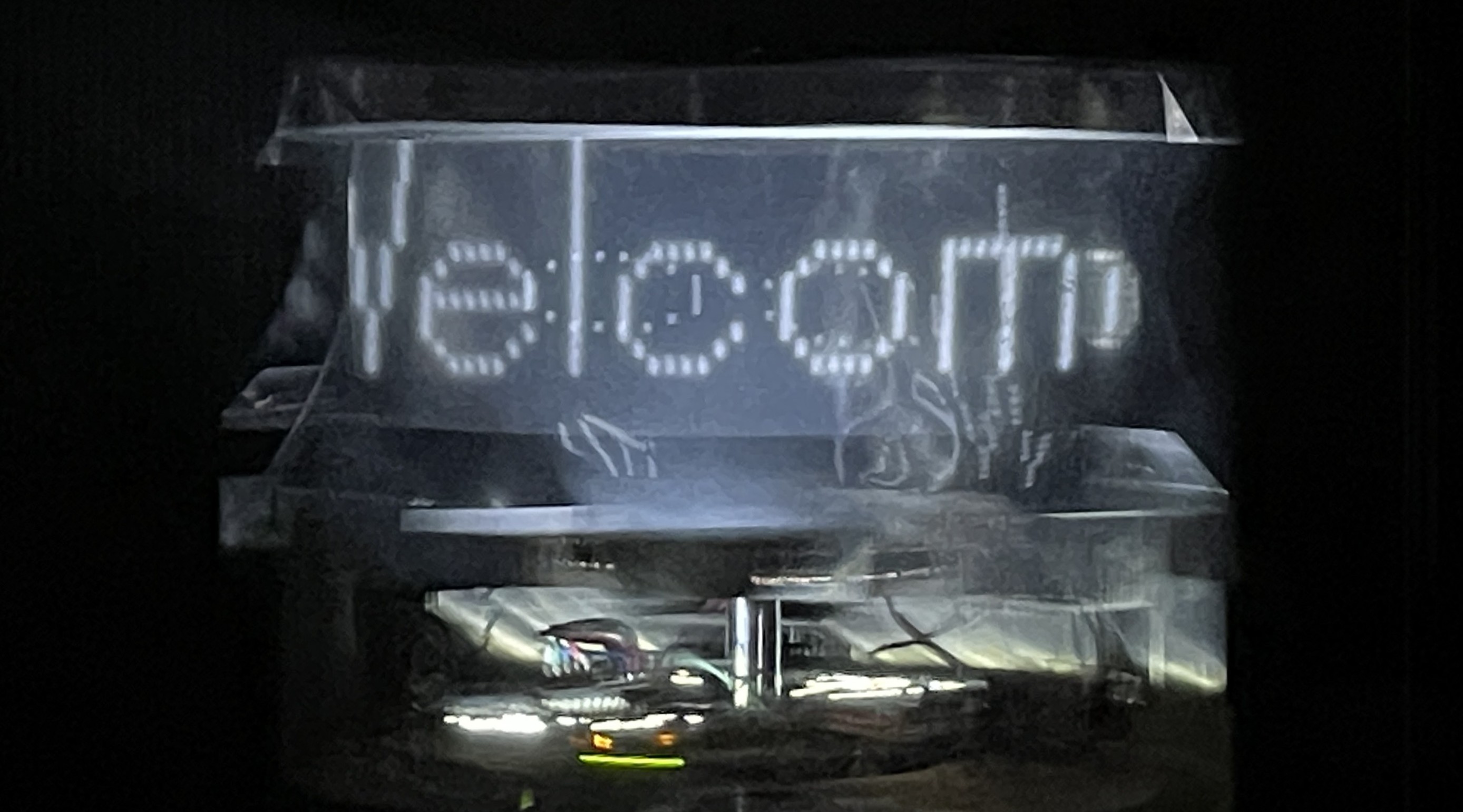 柱巻き広告のように全周から見ることができる空中ディスプレイ